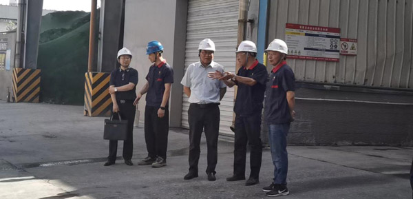 集團公司黨委委員、股份公司黨委書記、總經(jīng)理蔣培進到建材公司調(diào)研